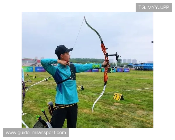 射箭队新人一箭爆靶中心，队长当场震惊